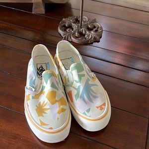 Vans women size 5 flower print slip on shoe almost New.